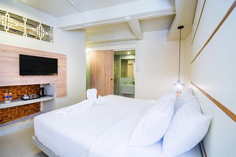 Hotel October Phuket Ngoại thất bức ảnh