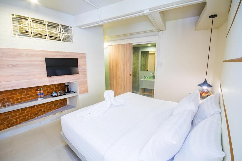 Hotel October Phuket Ngoại thất bức ảnh