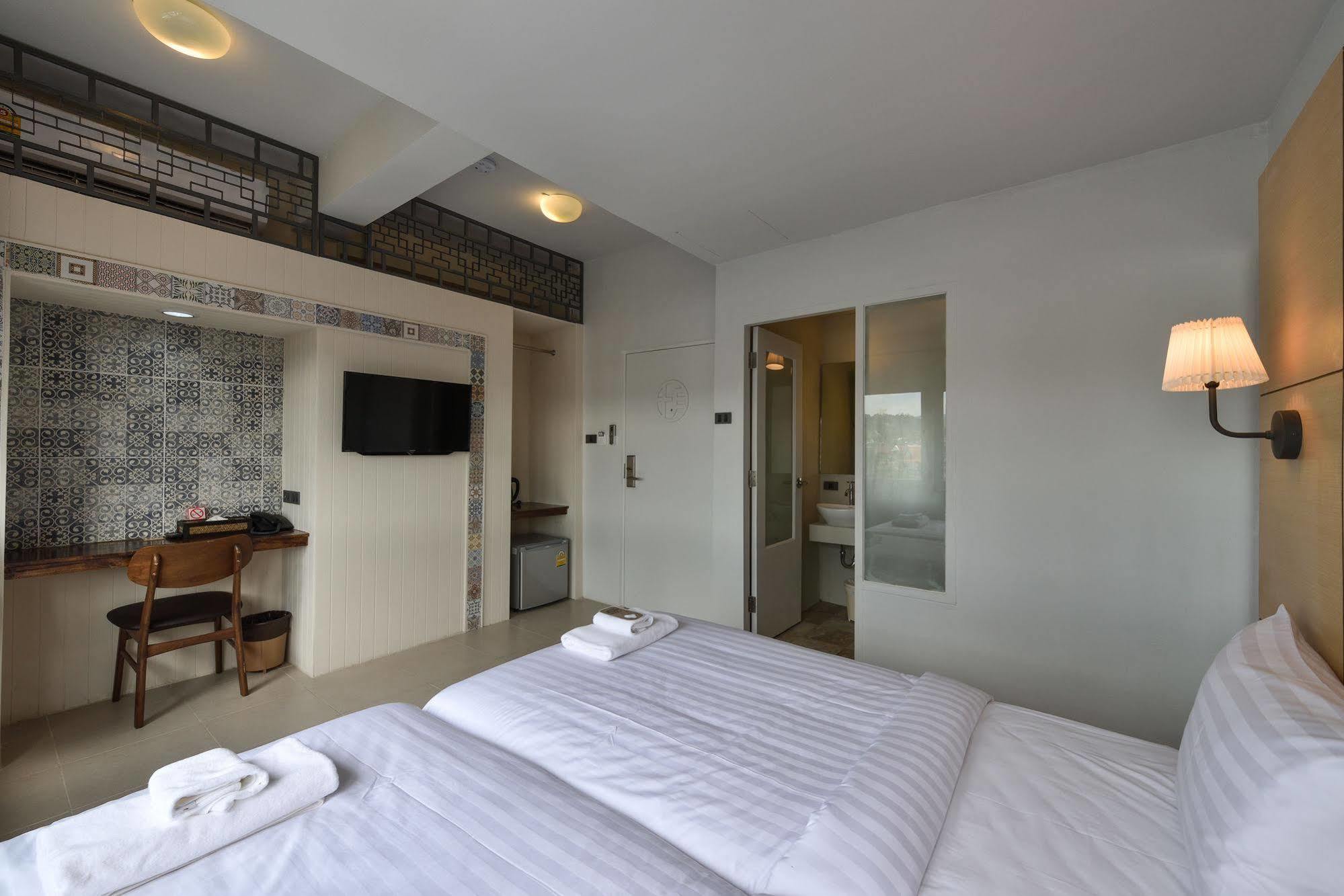 Hotel October Phuket Ngoại thất bức ảnh