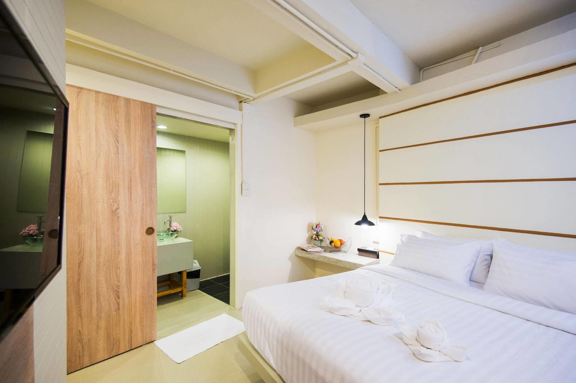 Hotel October Phuket Ngoại thất bức ảnh