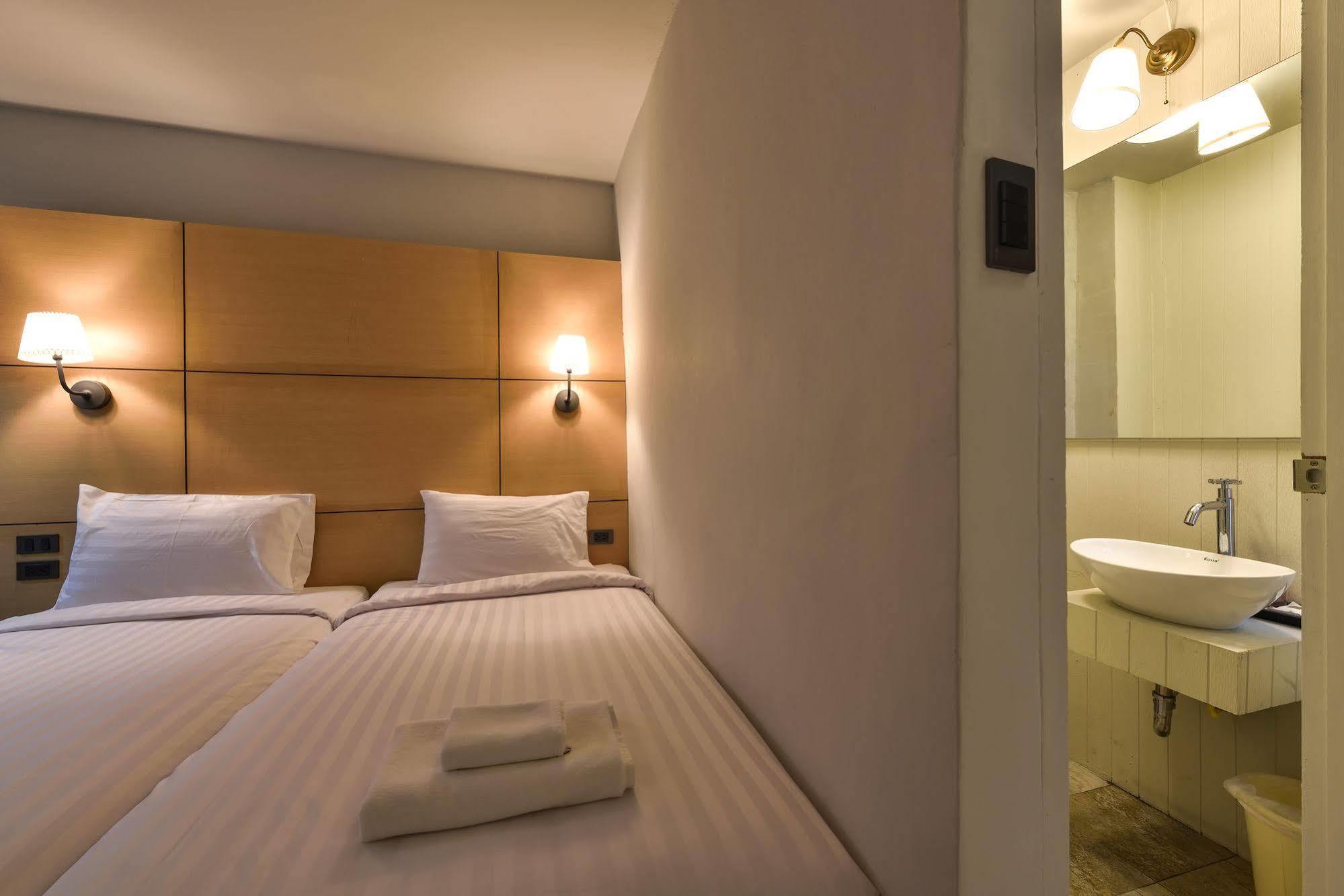 Hotel October Phuket Ngoại thất bức ảnh