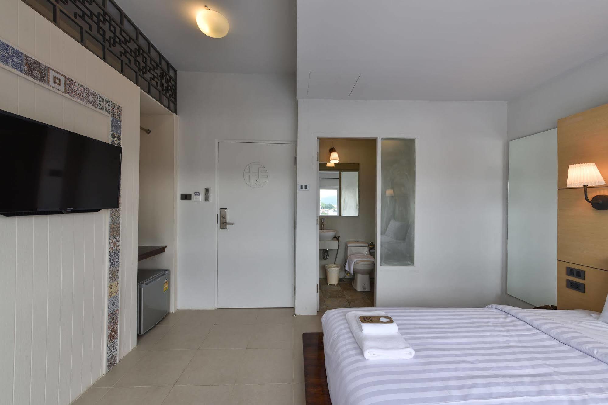 Hotel October Phuket Ngoại thất bức ảnh
