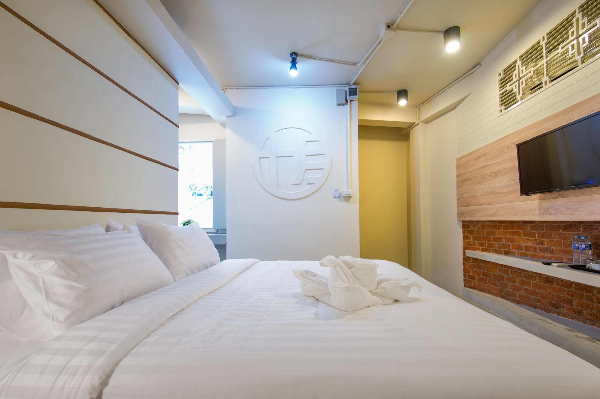 Hotel October Phuket Ngoại thất bức ảnh