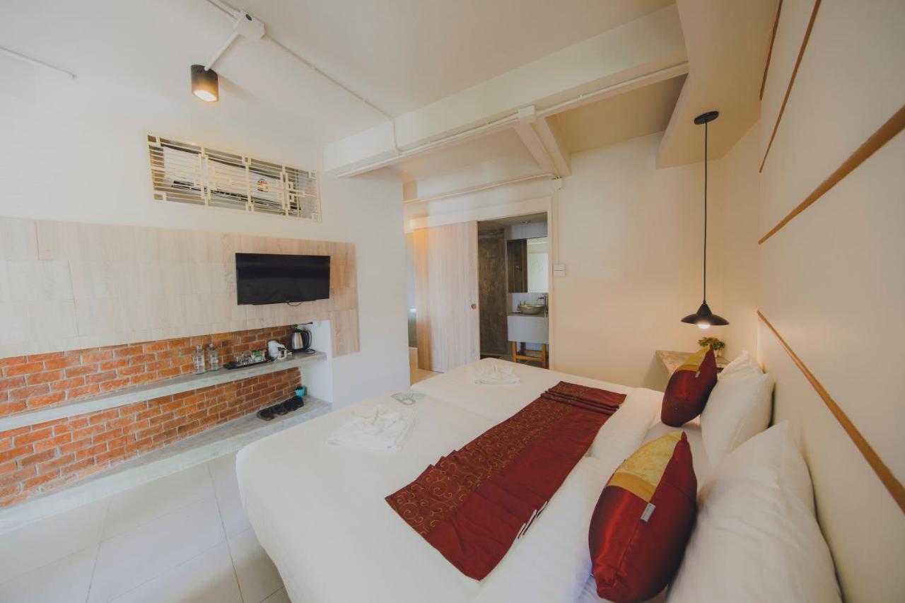 Hotel October Phuket Ngoại thất bức ảnh