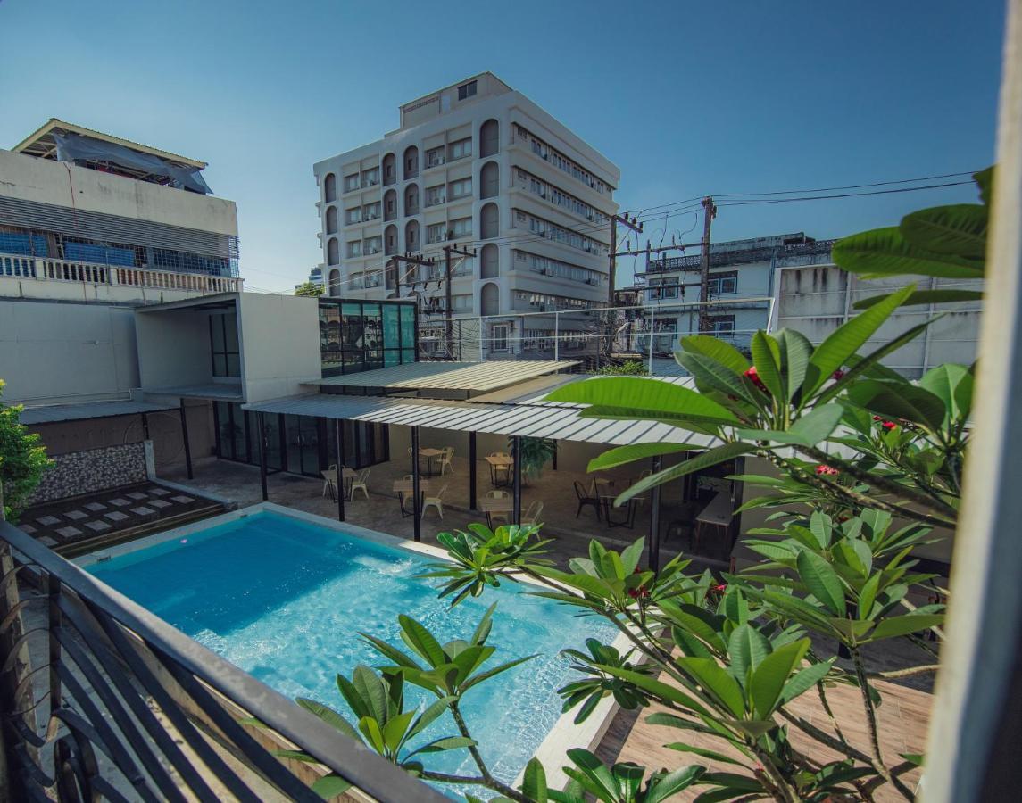 Hotel October Phuket Ngoại thất bức ảnh