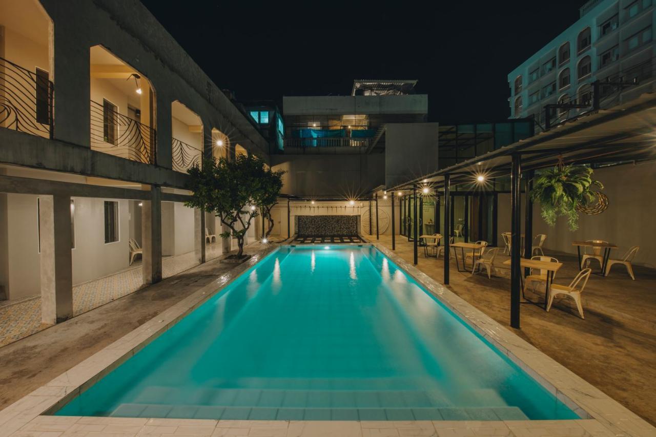 Hotel October Phuket Ngoại thất bức ảnh